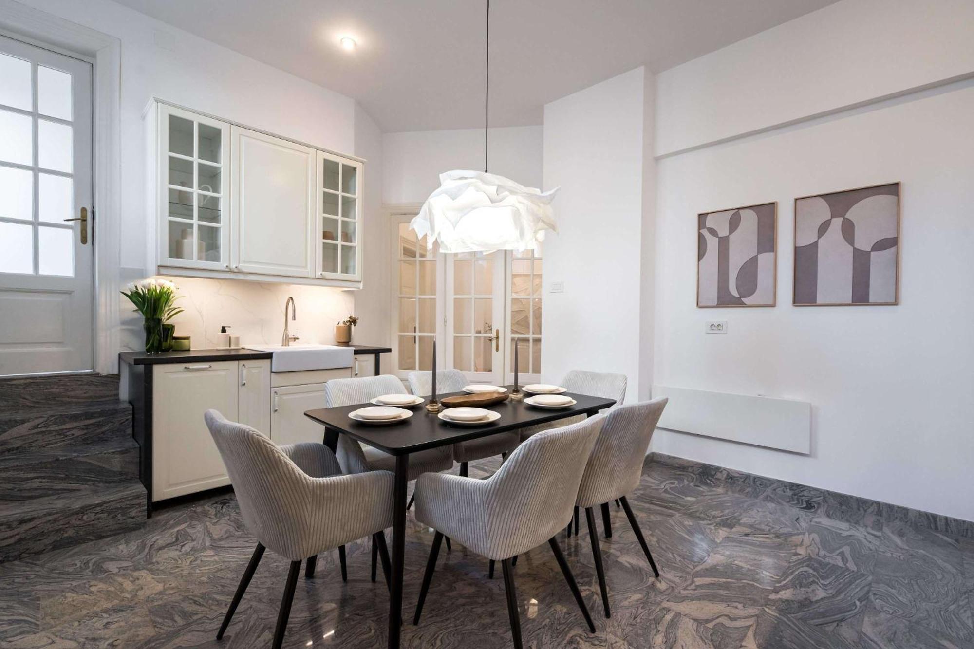 Stunning 3br - Balcony Overlooking Calea Victoriei * Bucarest