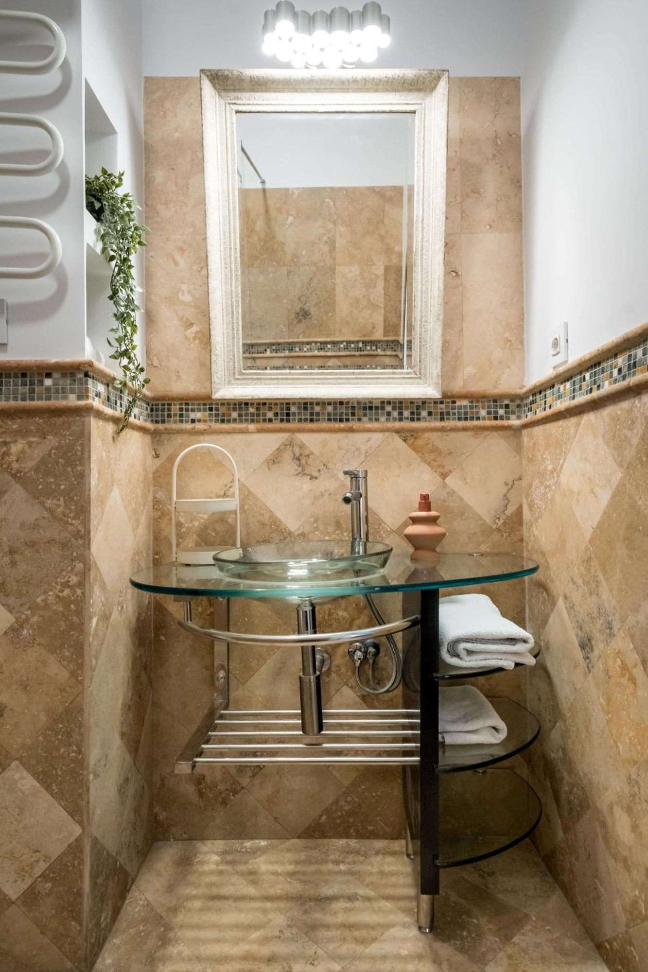 Apartment Stunning 3br - Balcony Overlooking Calea Victoriei Bucharest